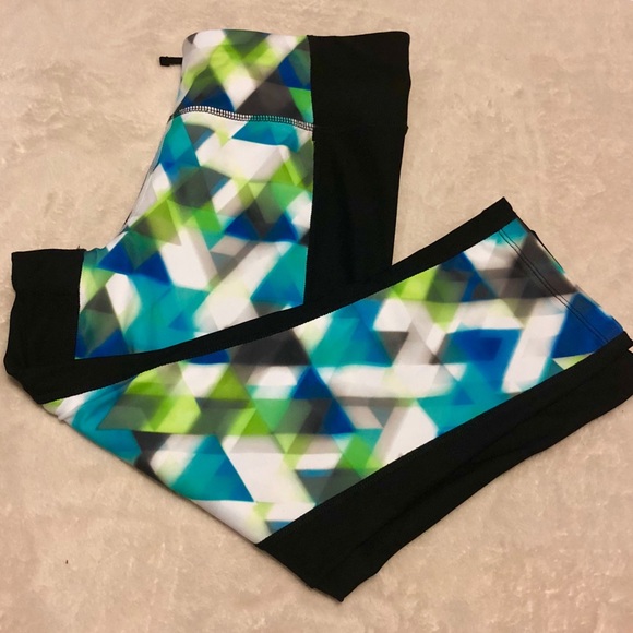 Color-block Fitted Athletic Capris - Picture 2 of 4